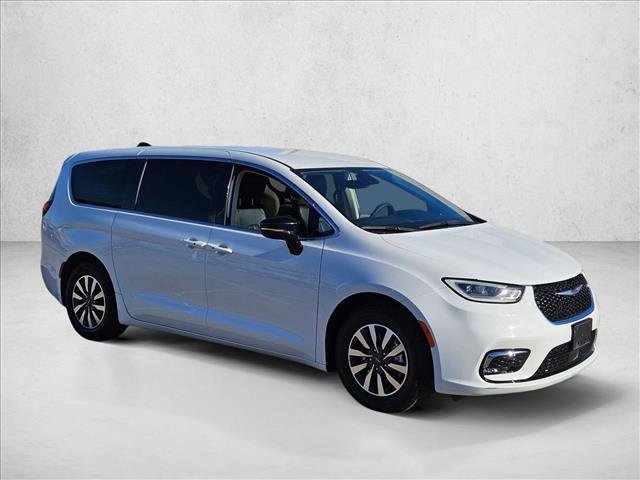 Used 2024 Chrysler Pacifica Select image 3