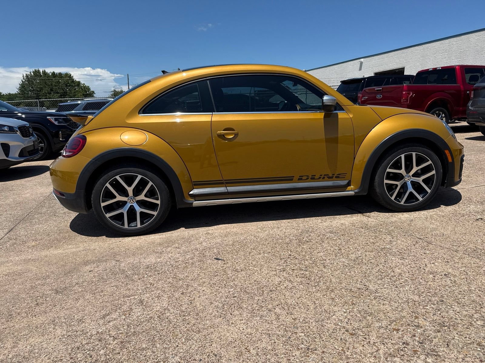 Used 2018 Volkswagen Beetle 2.0T Dune FWD image 8