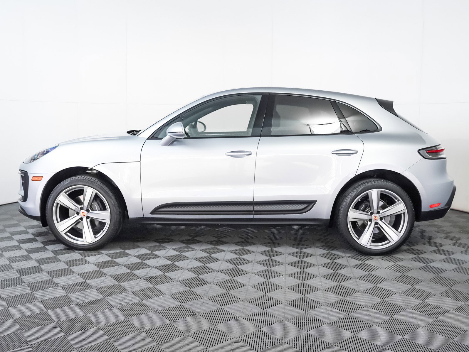 Certified 2025 Porsche Macan image 2
