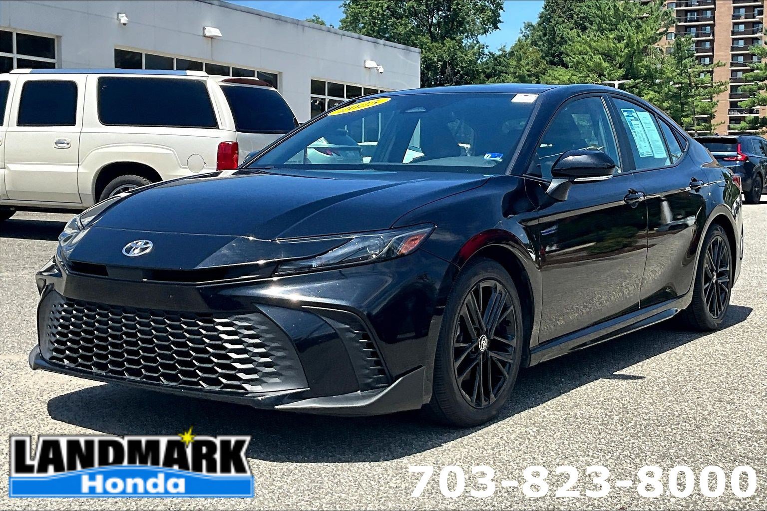 Used 2025 Toyota Camry SE FWD image 1