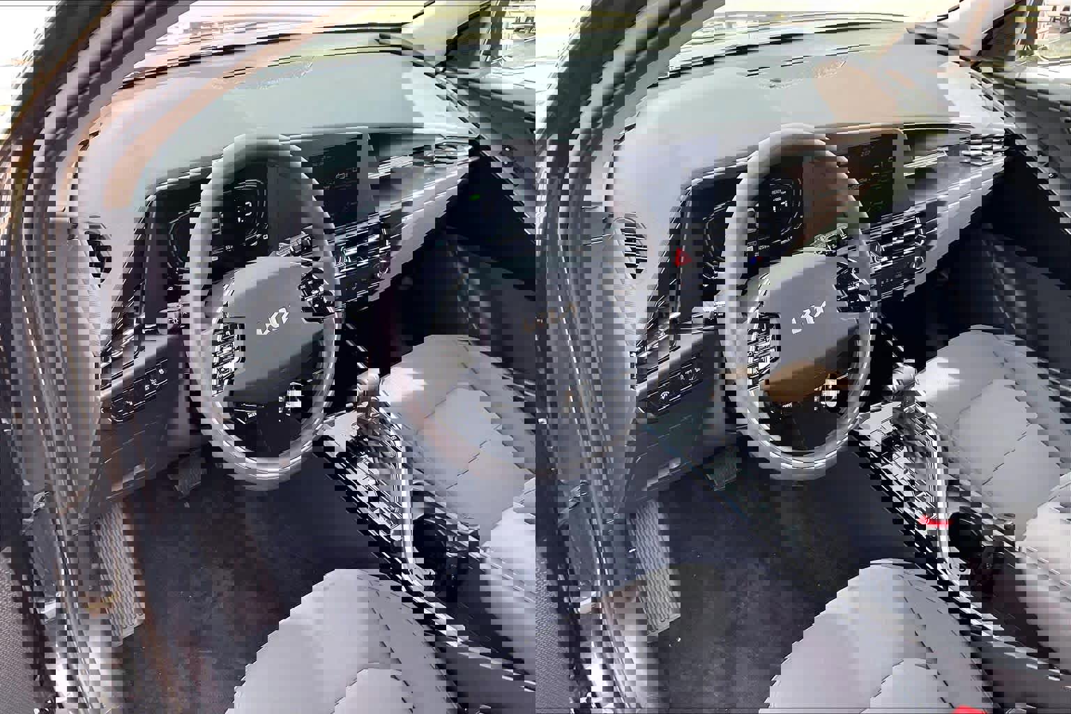 Used 2024 Kia Niro LX image 17