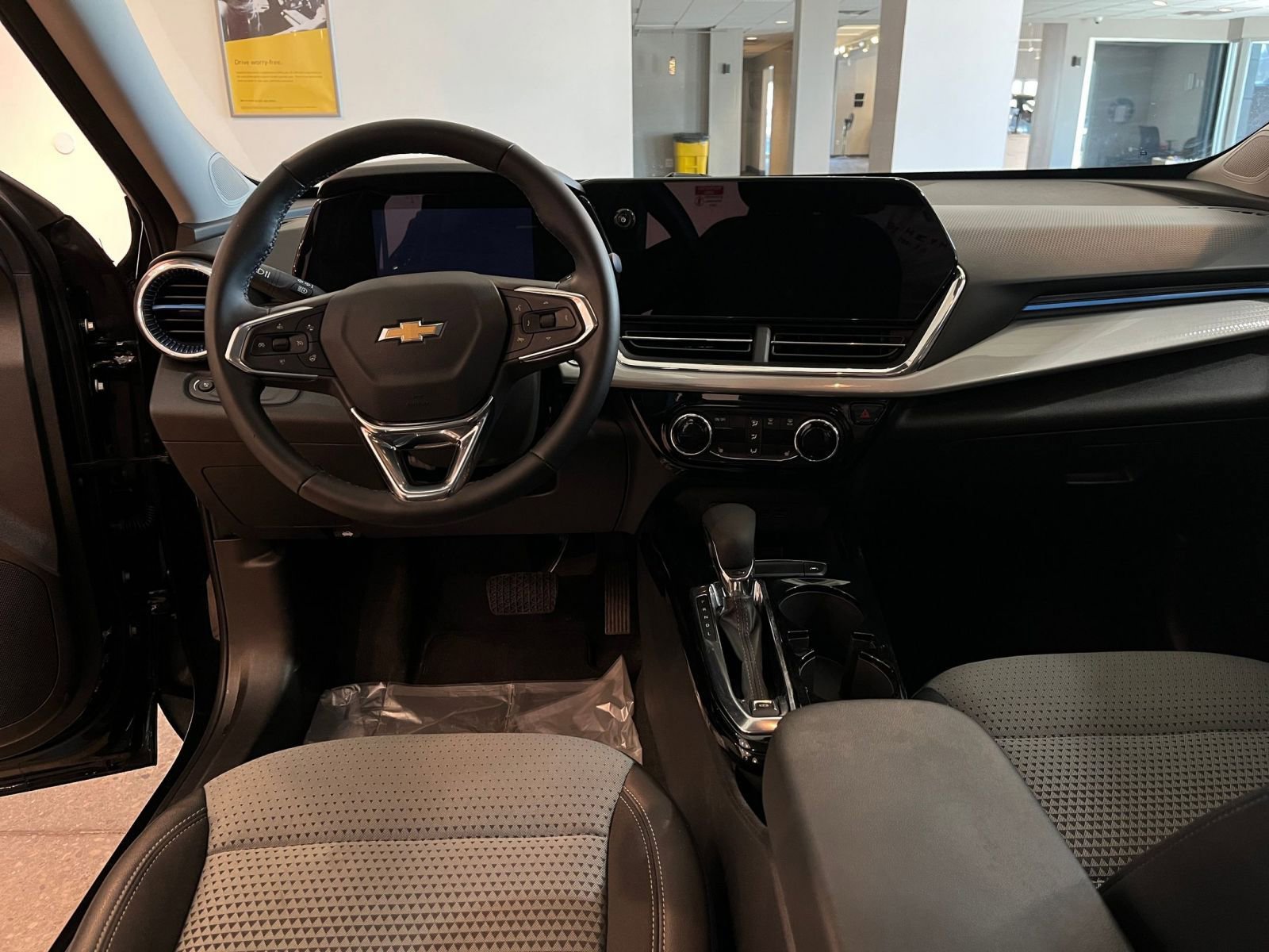 Used 2025 Chevrolet Trax LT w/ LT Convenience Package FWD image 30
