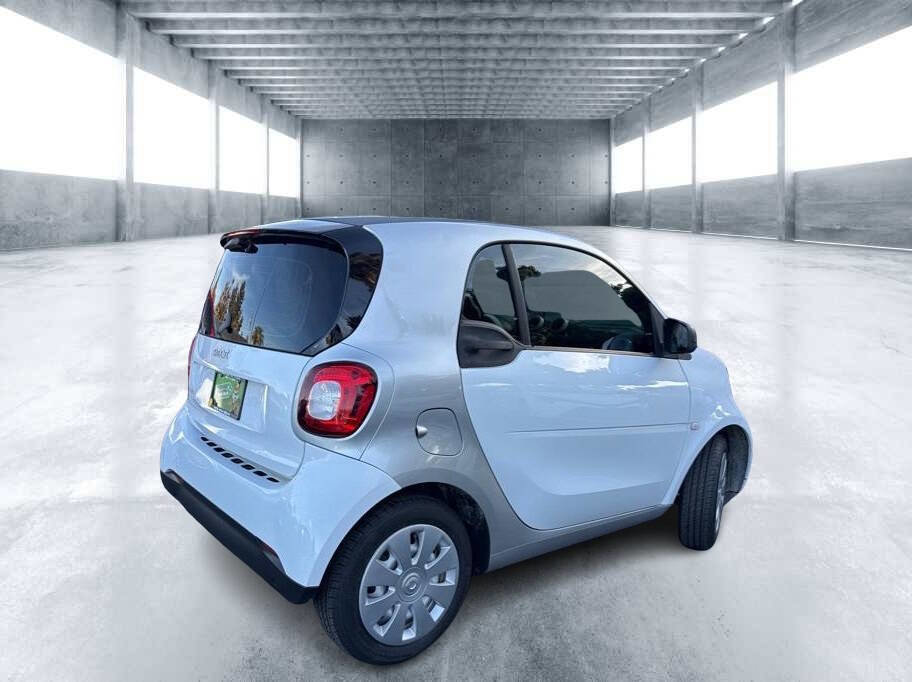 Used 2016 smart fortwo pure image 3
