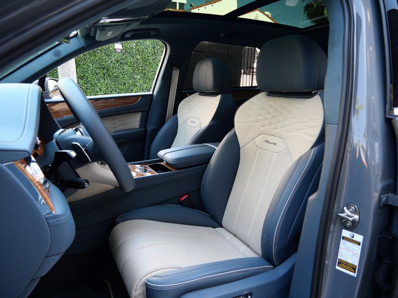 Used 2025 Bentley Bentayga AWD/4WD image 16
