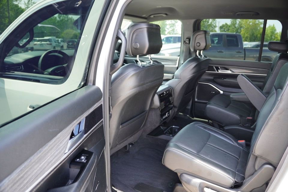 Used 2024 Jeep Wagoneer Series II w/ Flexible Seating Group image 17