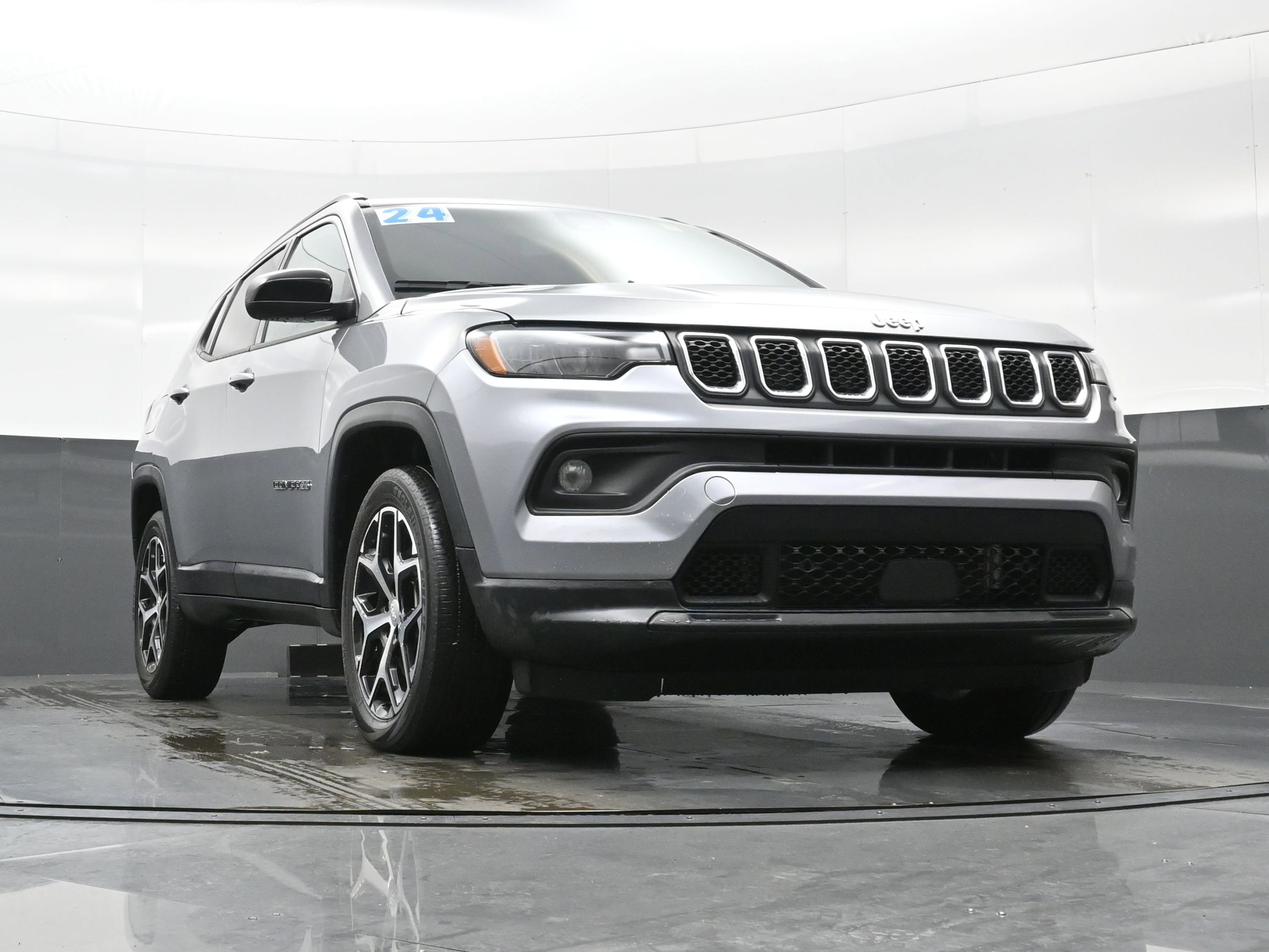 Used 2024 Jeep Compass Latitude AWD/4WD image 32
