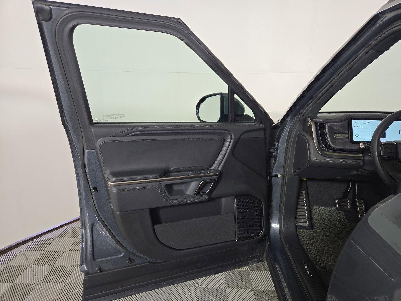 Used 2024 Rivian R1S Adventure AWD/4WD image 16