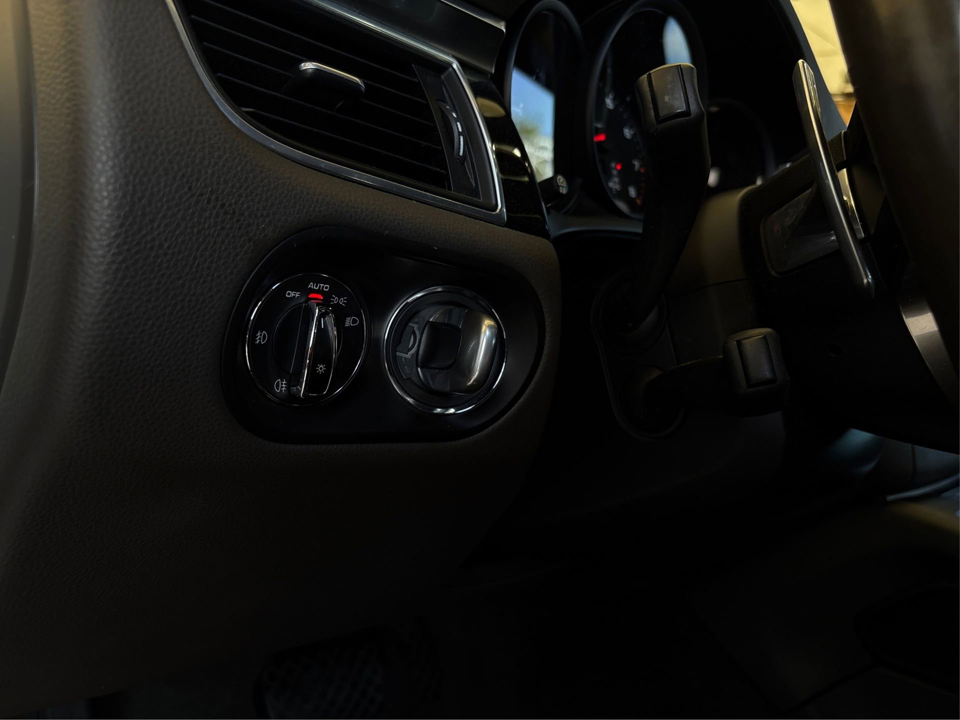 Used 2018 Porsche Macan w/ Premium Package Plus image 19