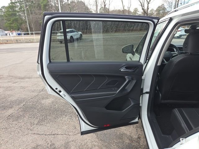 Used 2023 Volkswagen Tiguan SE w/ Panoramic Sunroof Package image 28