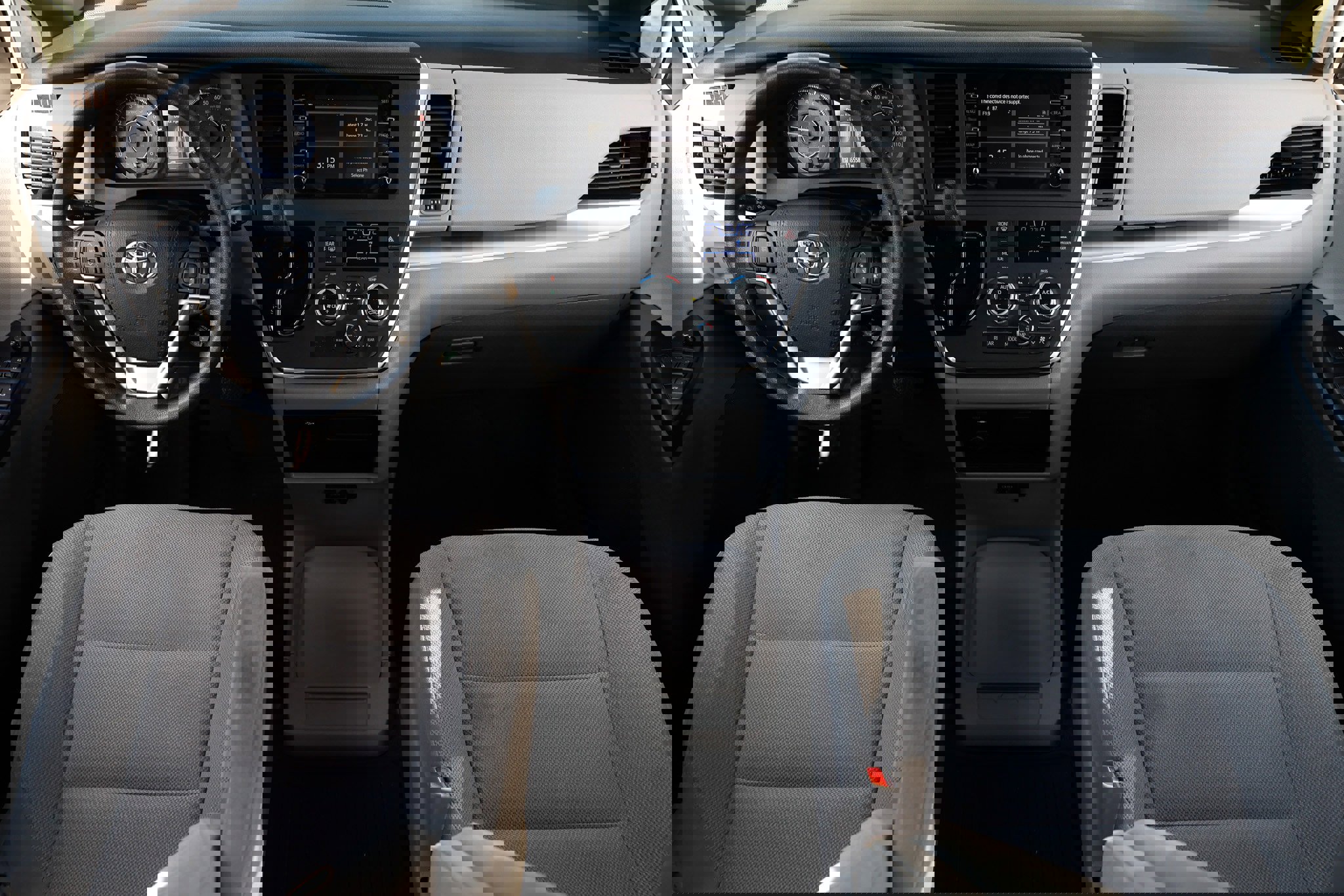 Used 2019 Toyota Sienna L image 2