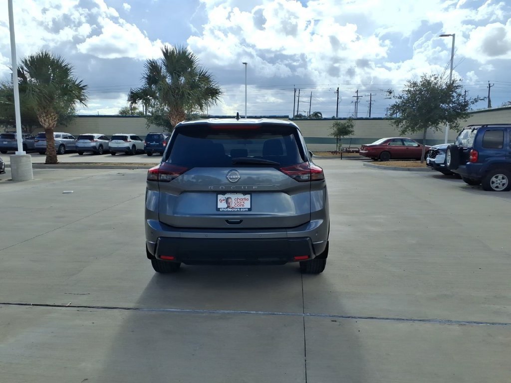 Used 2024 Nissan Rogue S FWD image 4