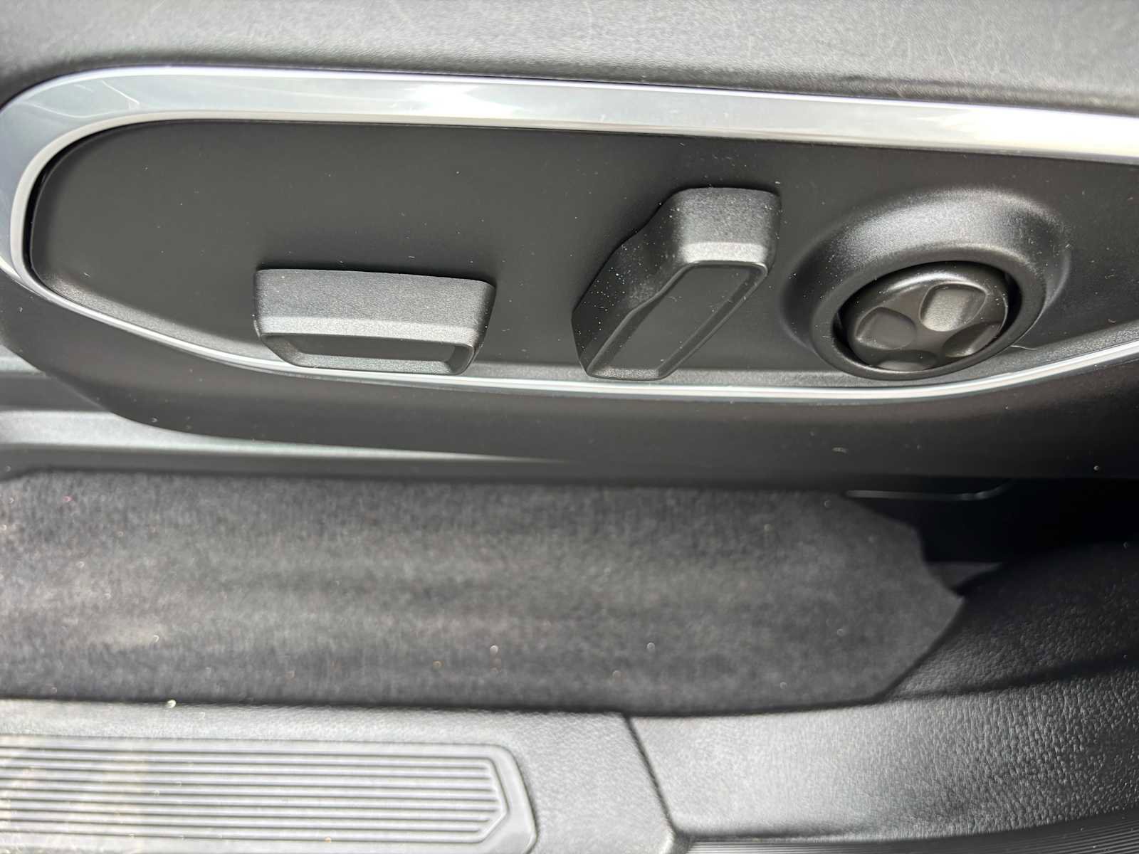 Certified 2024 Jeep Wagoneer L Series III w/ Flexible Seating Group image 24