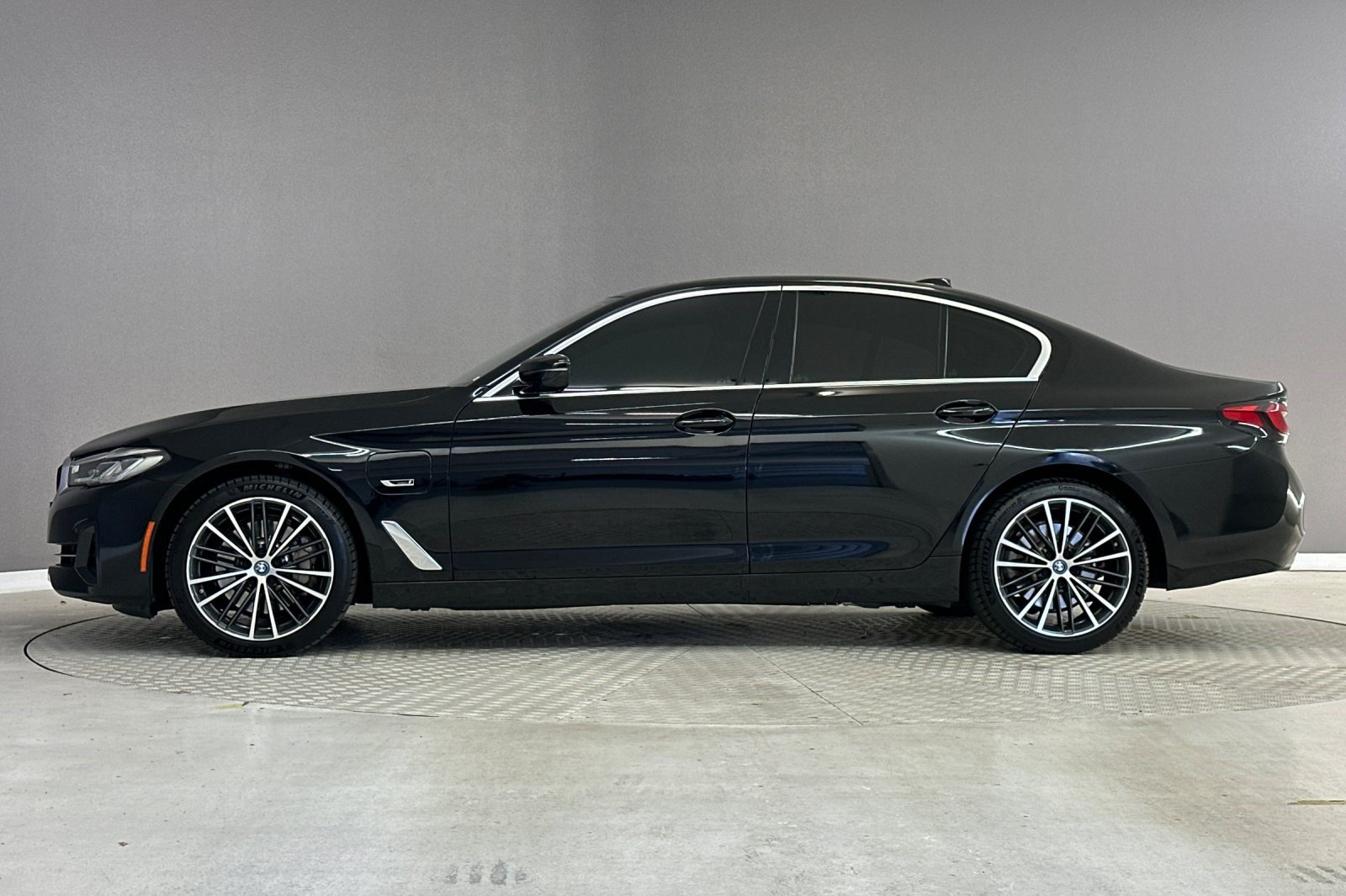 Certified 2023 BMW 530e w/ Convenience Package RWD image 2