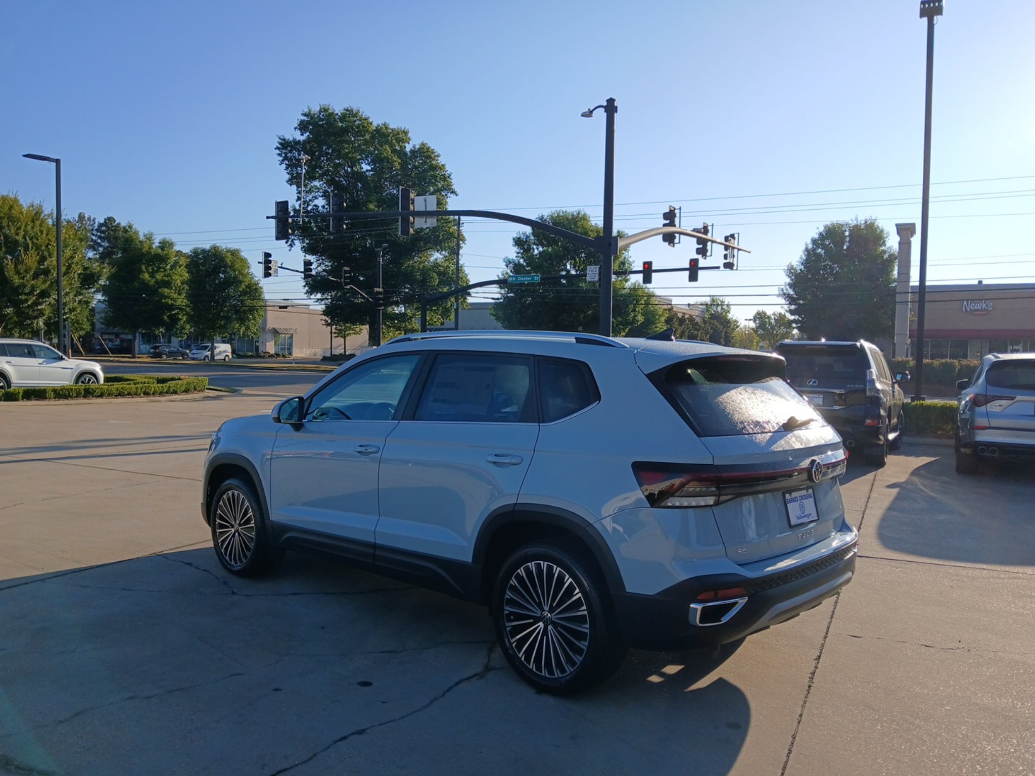 New 2027 Volkswagen Taos SE FWD image 5