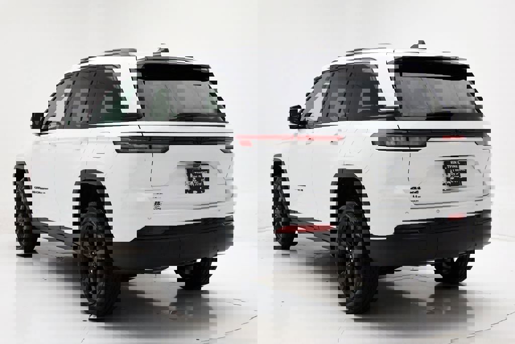 Used 2023 Jeep Grand Cherokee Altitude AWD/4WD image 6