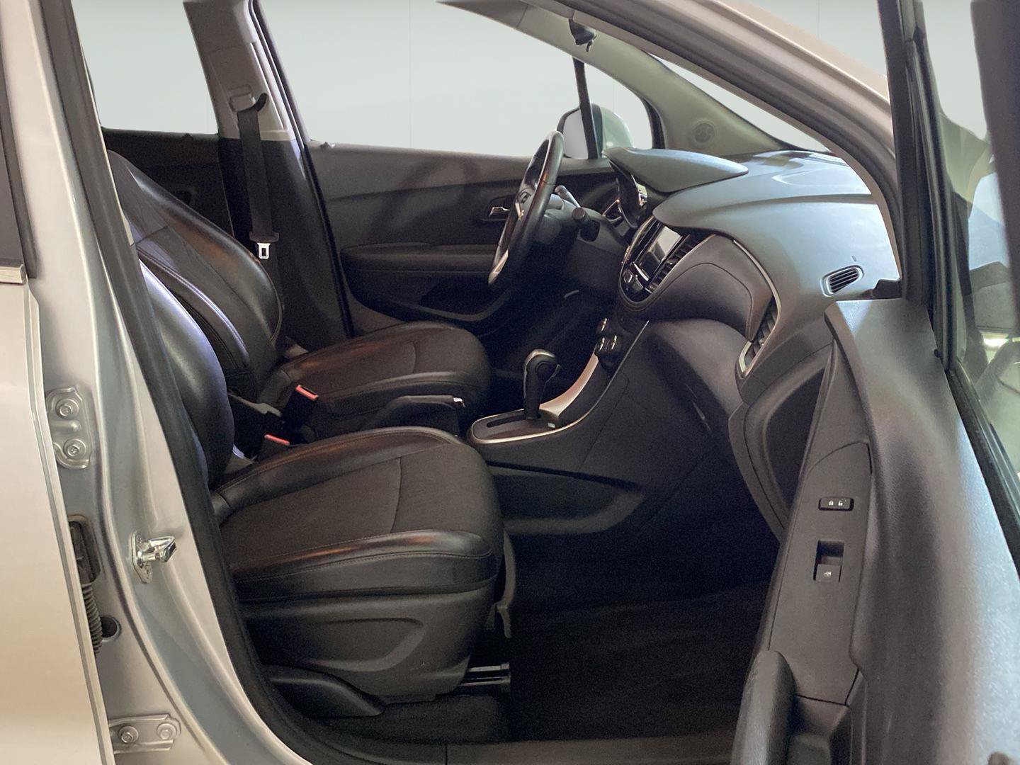 Certified 2018 Chevrolet Trax LT w/ LT Convenience Package FWD image 8