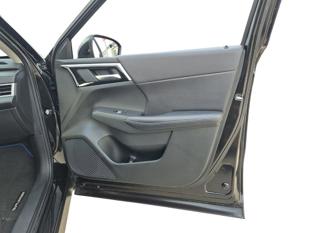 Used 2023 Mitsubishi Outlander SE image 30