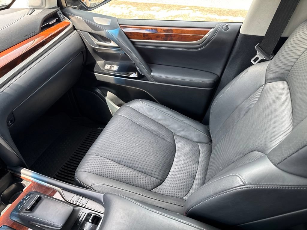 Used 2021 Lexus LX 570 4WD w/ Luxury Package image 22