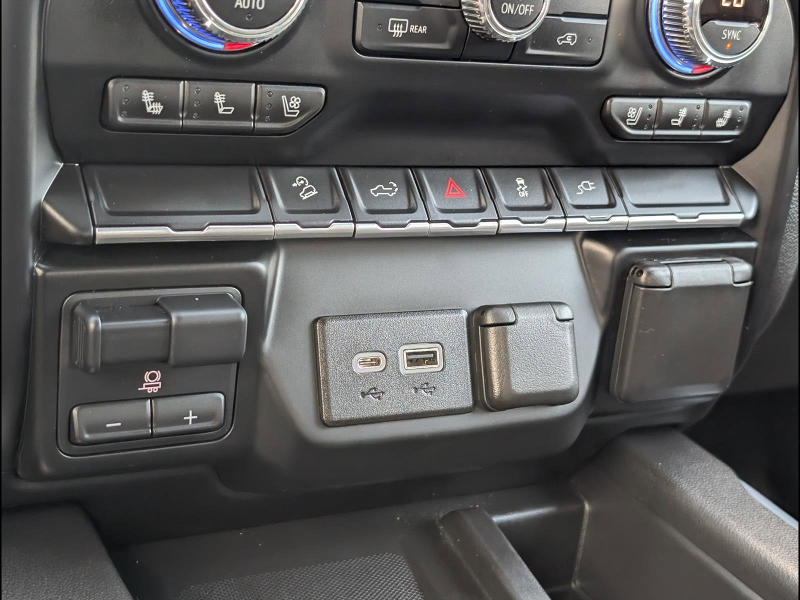 Used 2022 GMC Sierra 1500 SLT w/ SLT Convenience Package AWD/4WD image 17