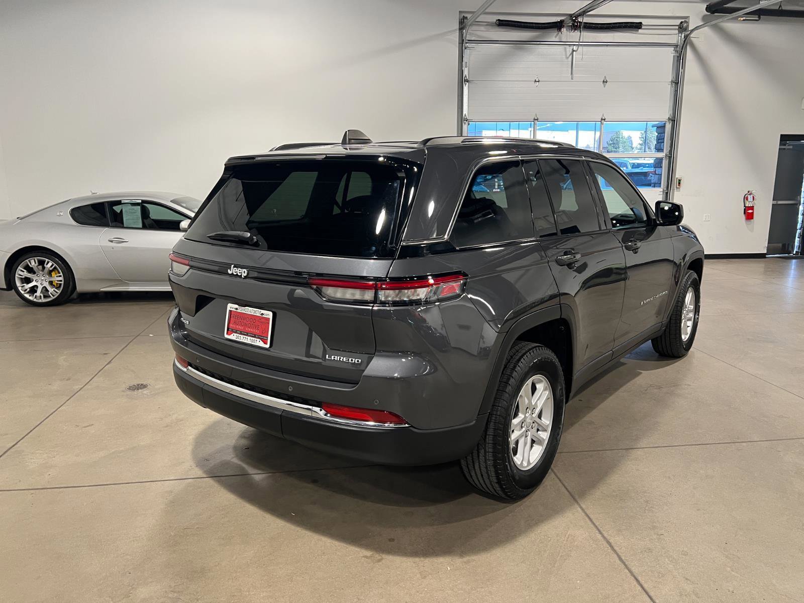 Used 2023 Jeep Grand Cherokee Laredo image 3