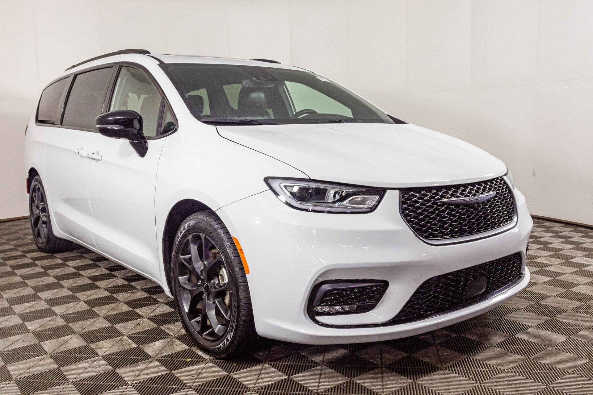 Used 2025 Chrysler Pacifica Limited FWD image 16