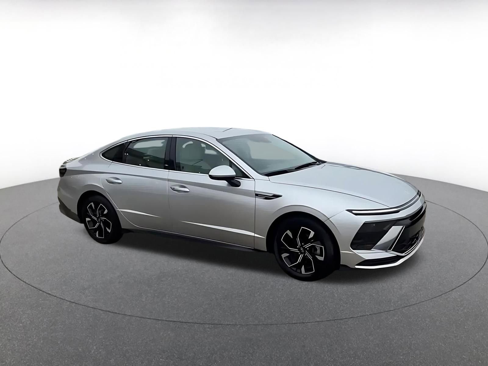 Used 2025 Hyundai Sonata SEL FWD image 2