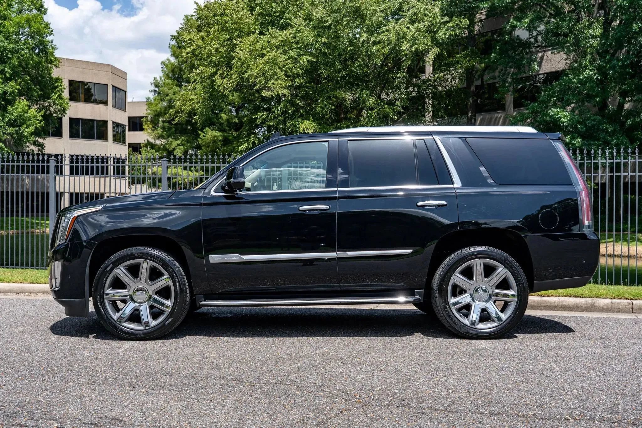 Used 2020 Cadillac Escalade Luxury RWD image 9