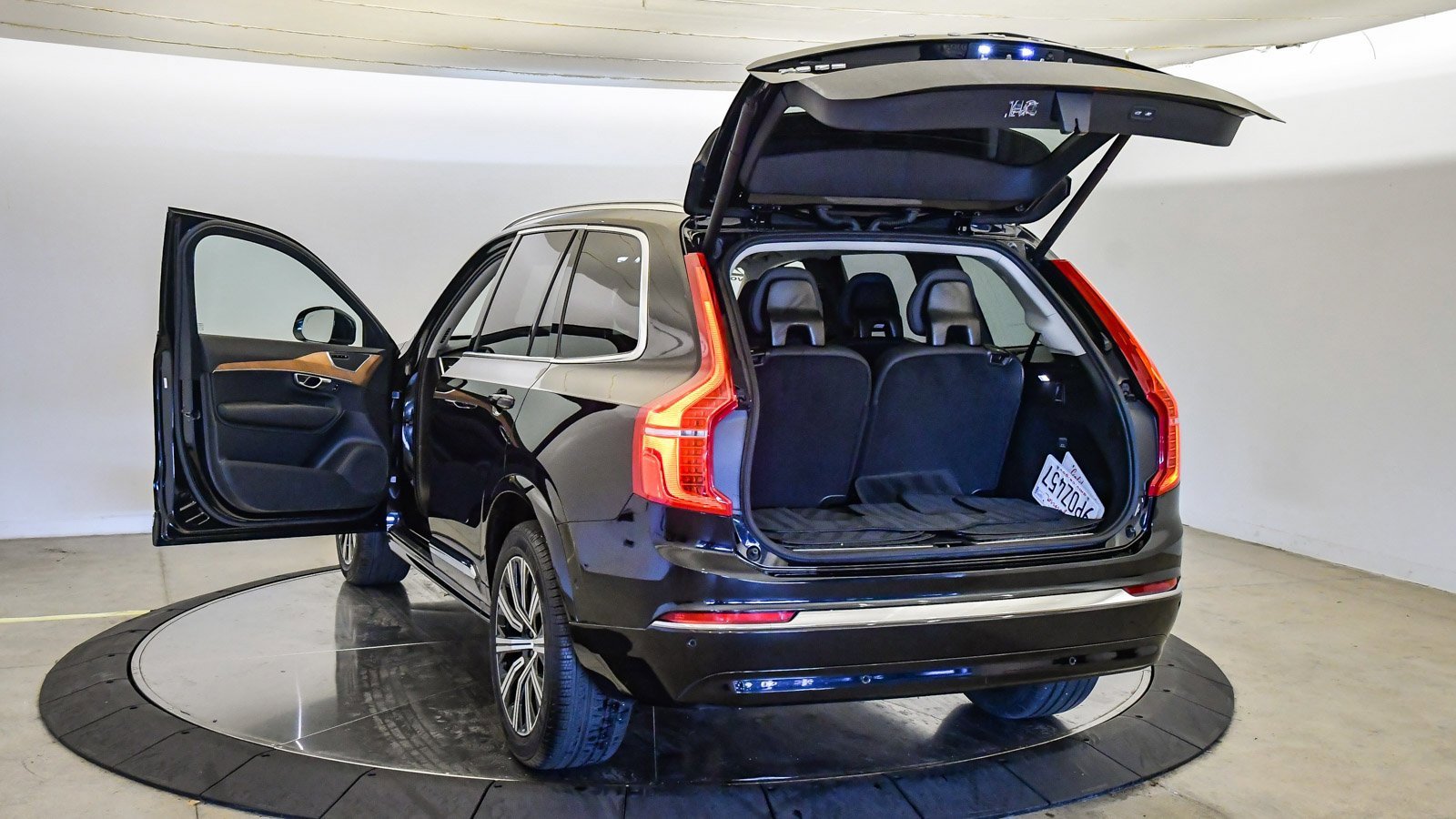 Certified 2025 Volvo XC90 B6 Plus image 30