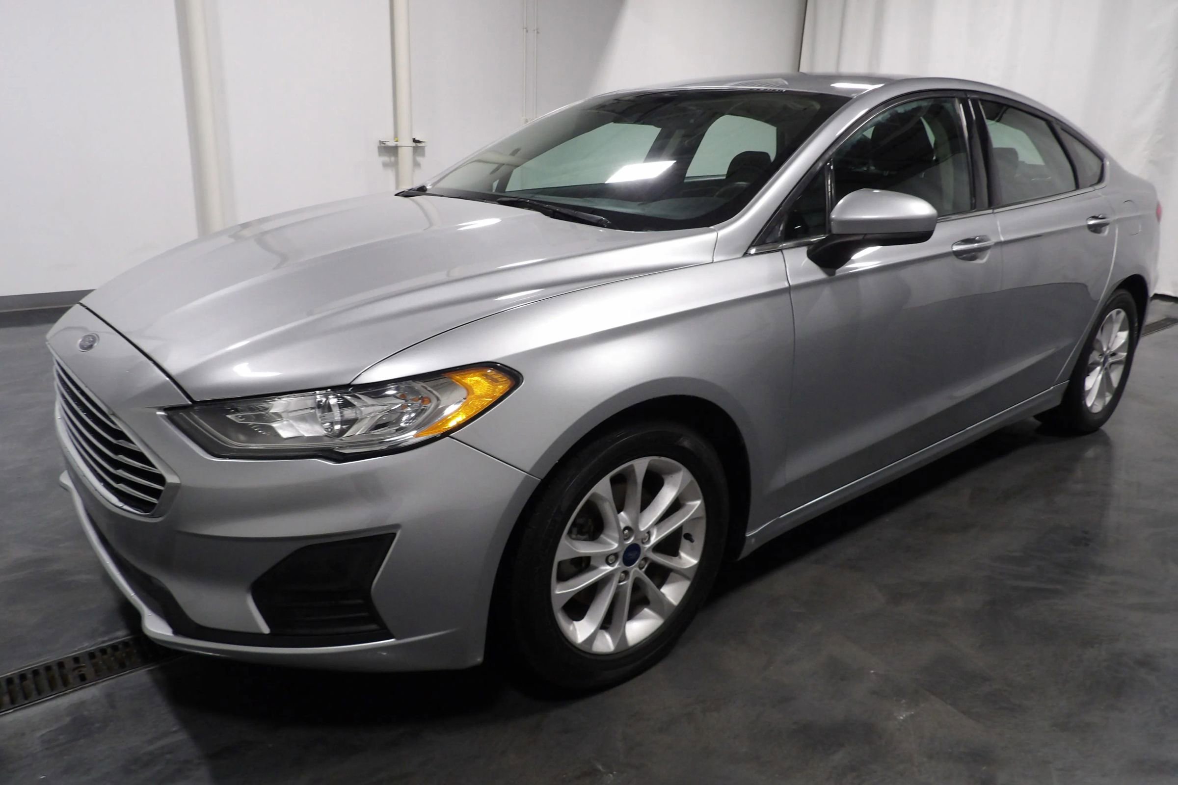 Used 2020 Ford Fusion SE image 3