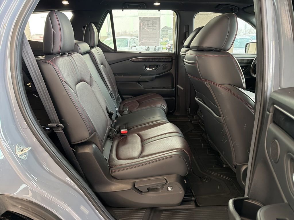 Certified 2025 Honda Pilot Black Edition image 23