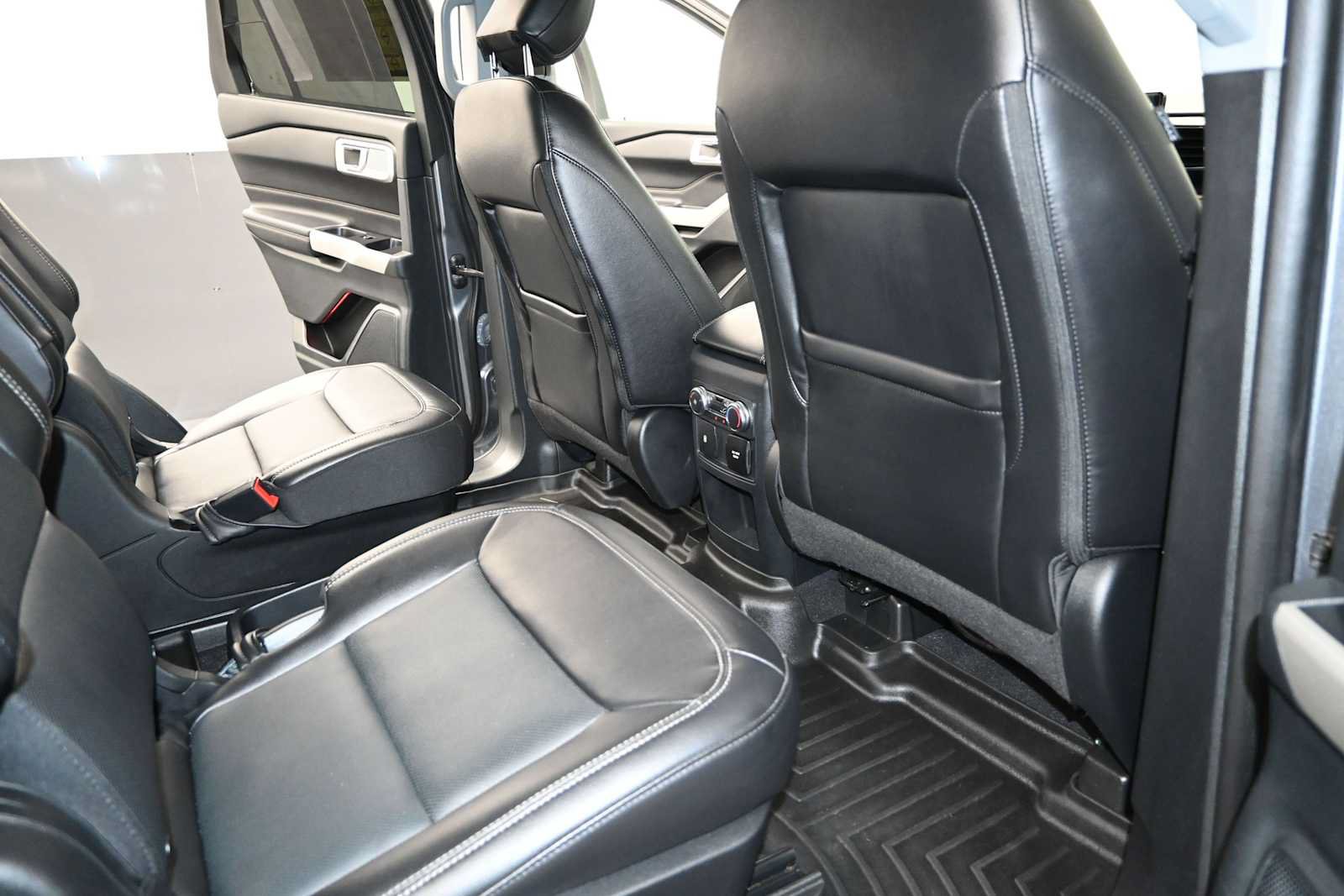Used 2021 Ford Explorer Limited w/ Equipment Group 301A AWD/4WD image 31
