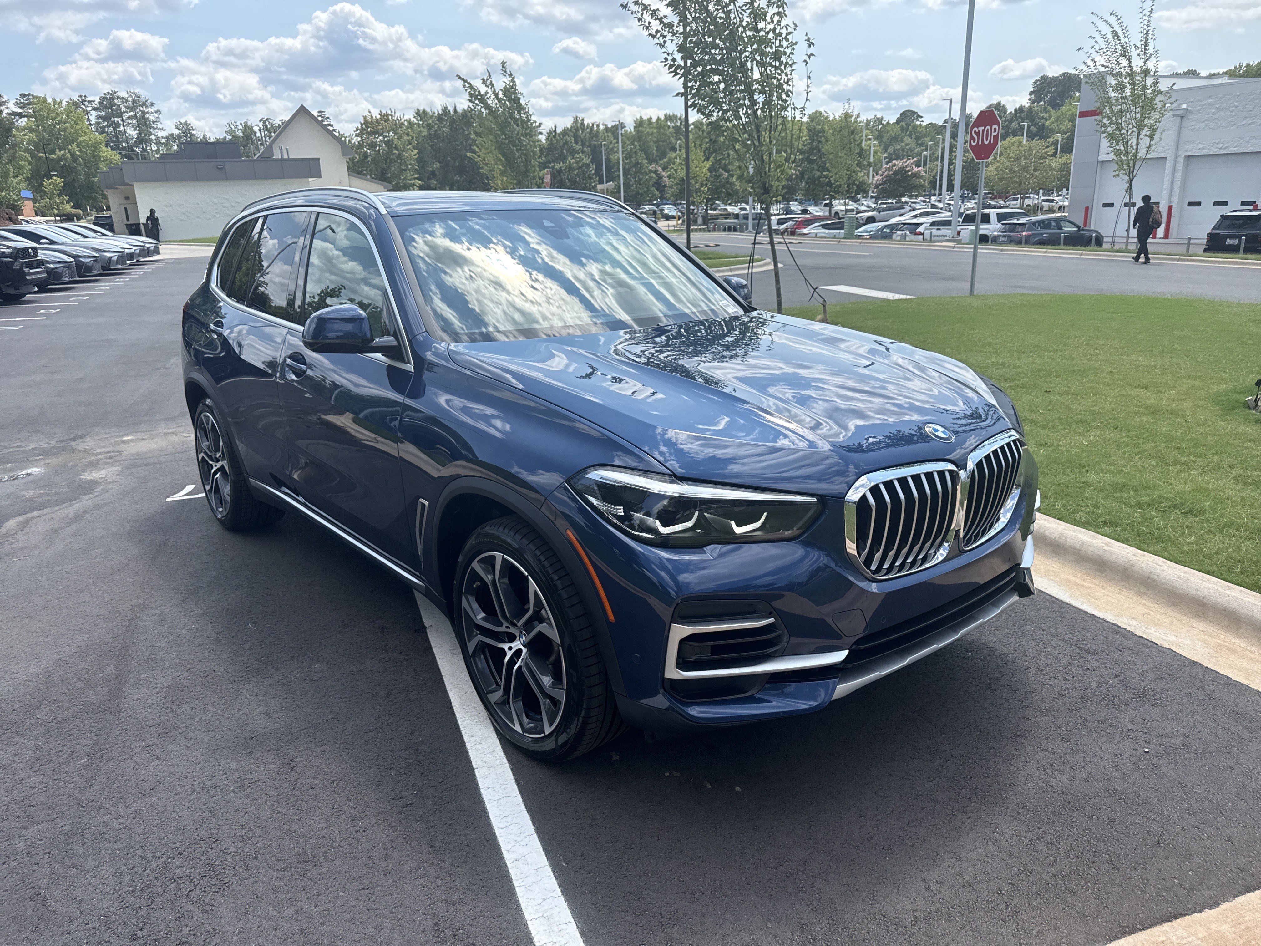 Used 2023 BMW X5 xDrive40i w/ Premium Package AWD/4WD image 2