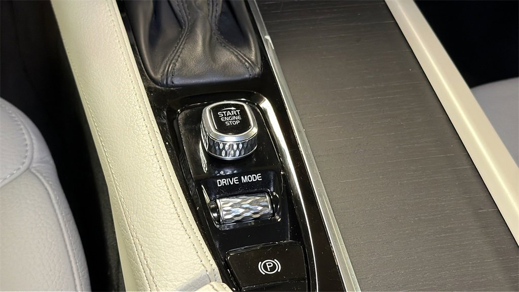 Used 2020 Volvo XC90 T6 Momentum w/ Protection Package Premier image 25
