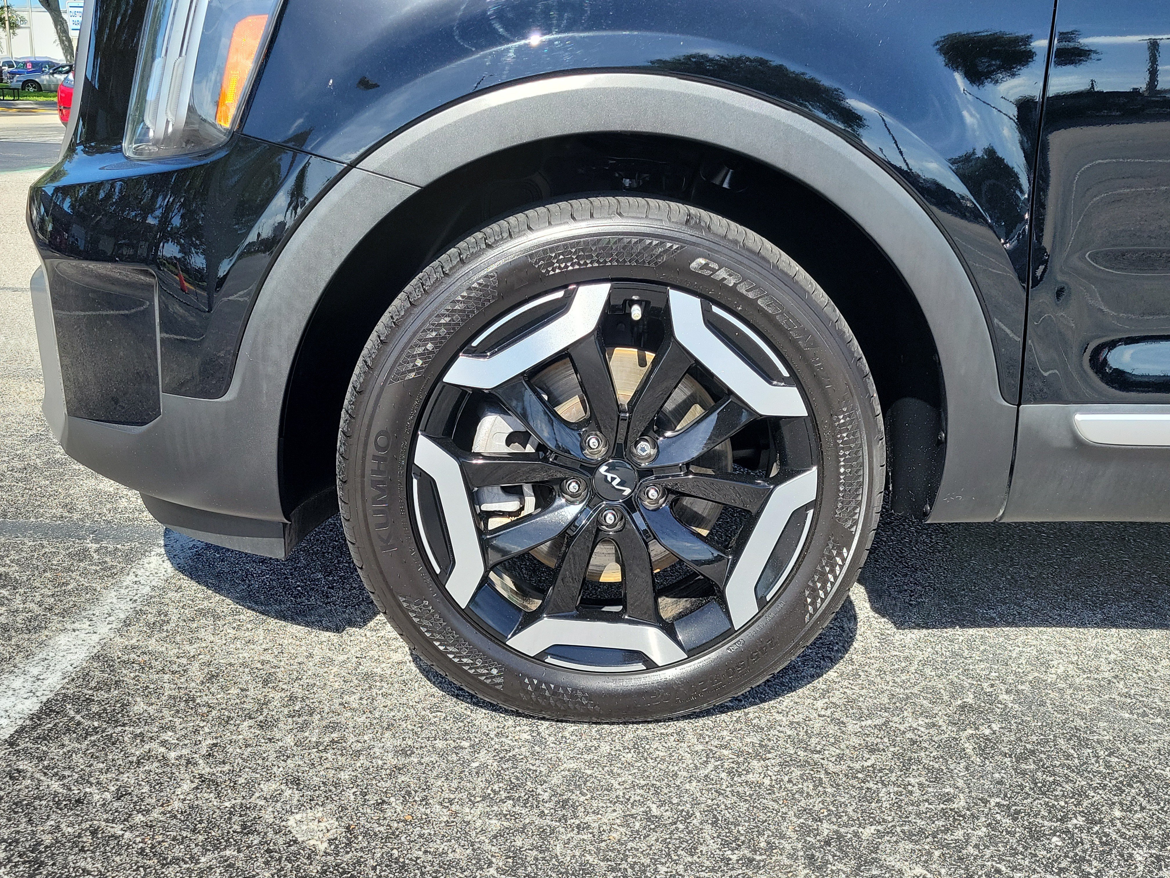 Used 2024 Kia Telluride EX w/ EX Captain's Chair Package FWD image 5