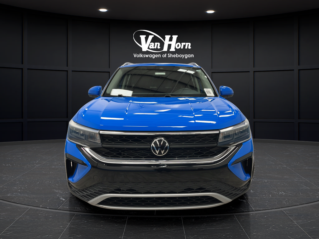 Used 2023 Volkswagen Taos SE w/ Panoramic Sunroof Package AWD/4WD image 2