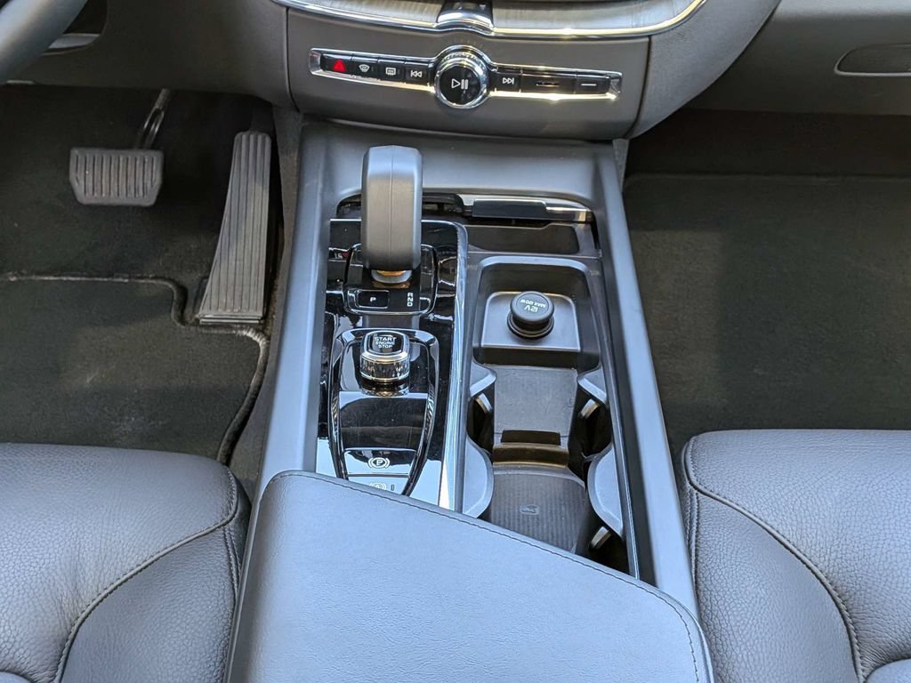 Certified 2025 Volvo XC60 B5 Plus AWD/4WD image 19