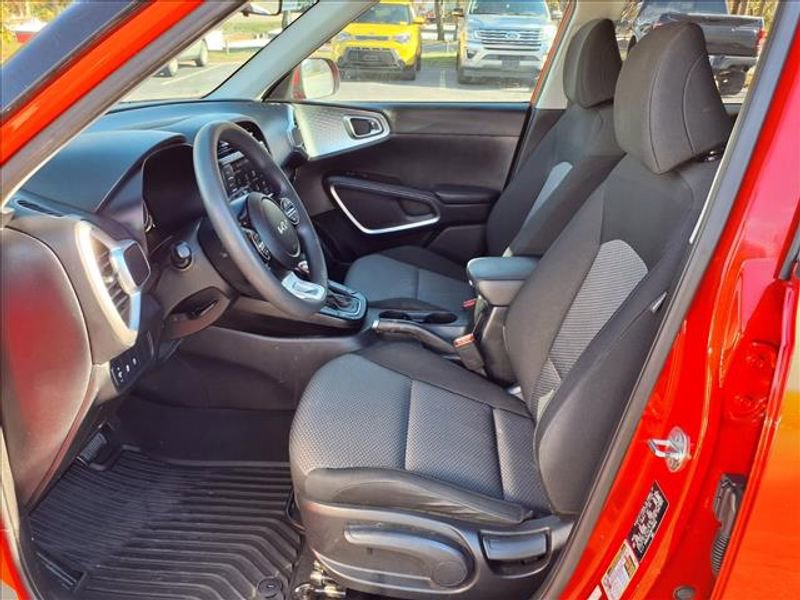 Used 2023 Kia Soul LX w/ LX Technology Package image 11