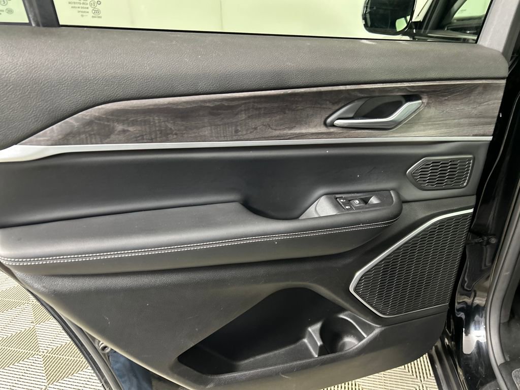 Used 2022 Jeep Grand Cherokee L Limited w/ Black Appearance Package image 16