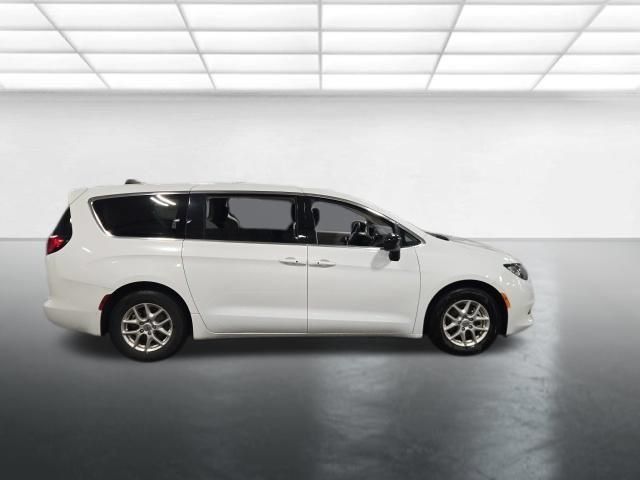 Used 2024 Chrysler Voyager LX FWD image 3