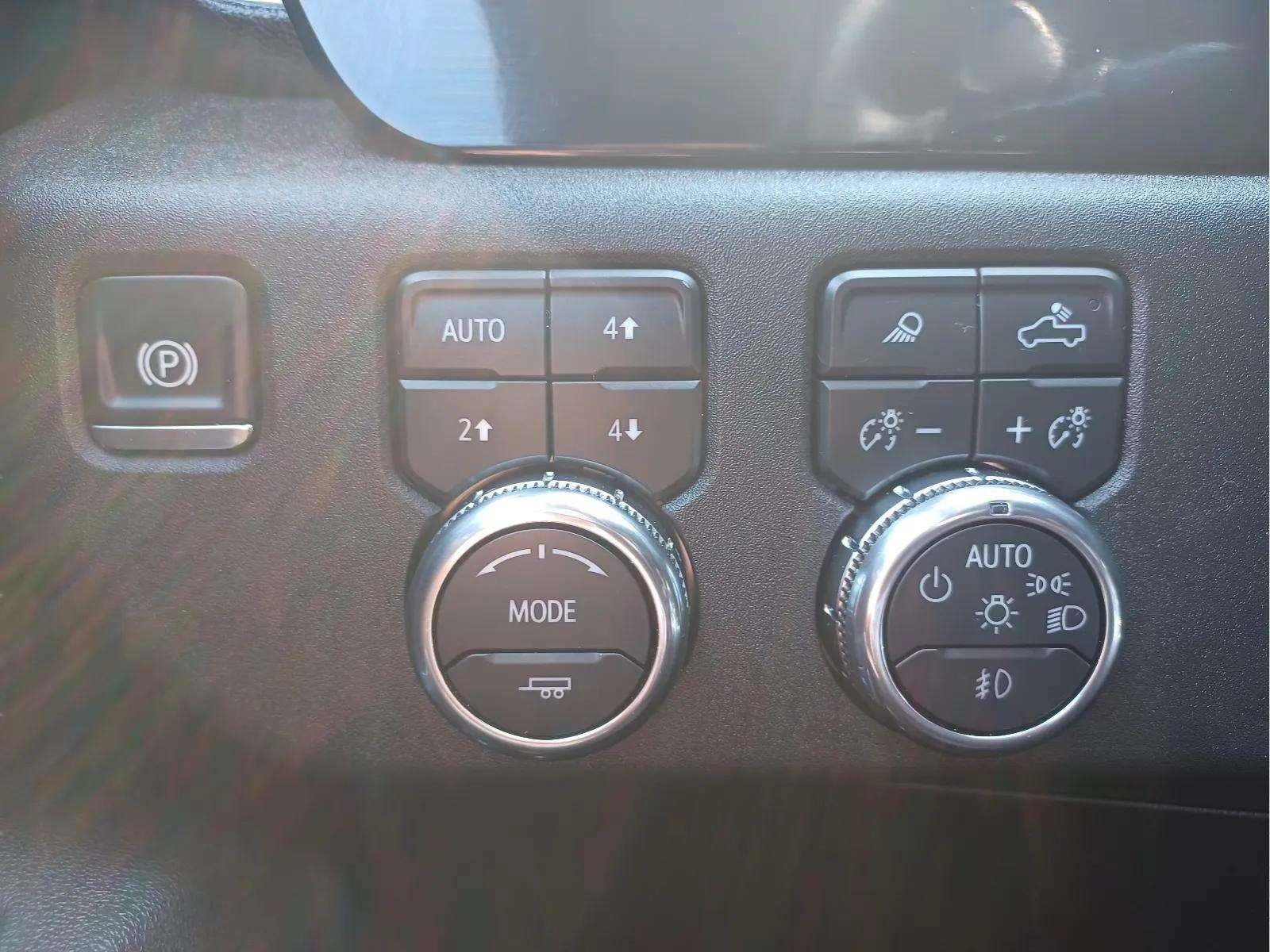 Used 2025 GMC Sierra 1500 4x4 Crew Cab SLT w/ SLT Premium Package image 18