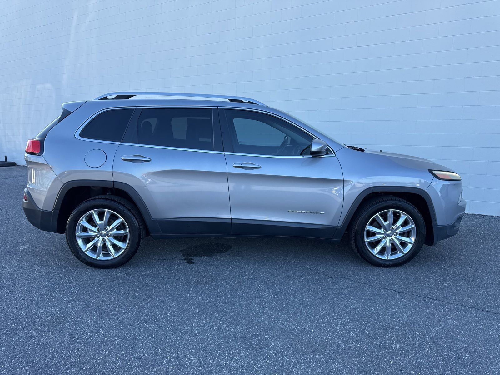 Used 2016 Jeep Cherokee Limited image 8