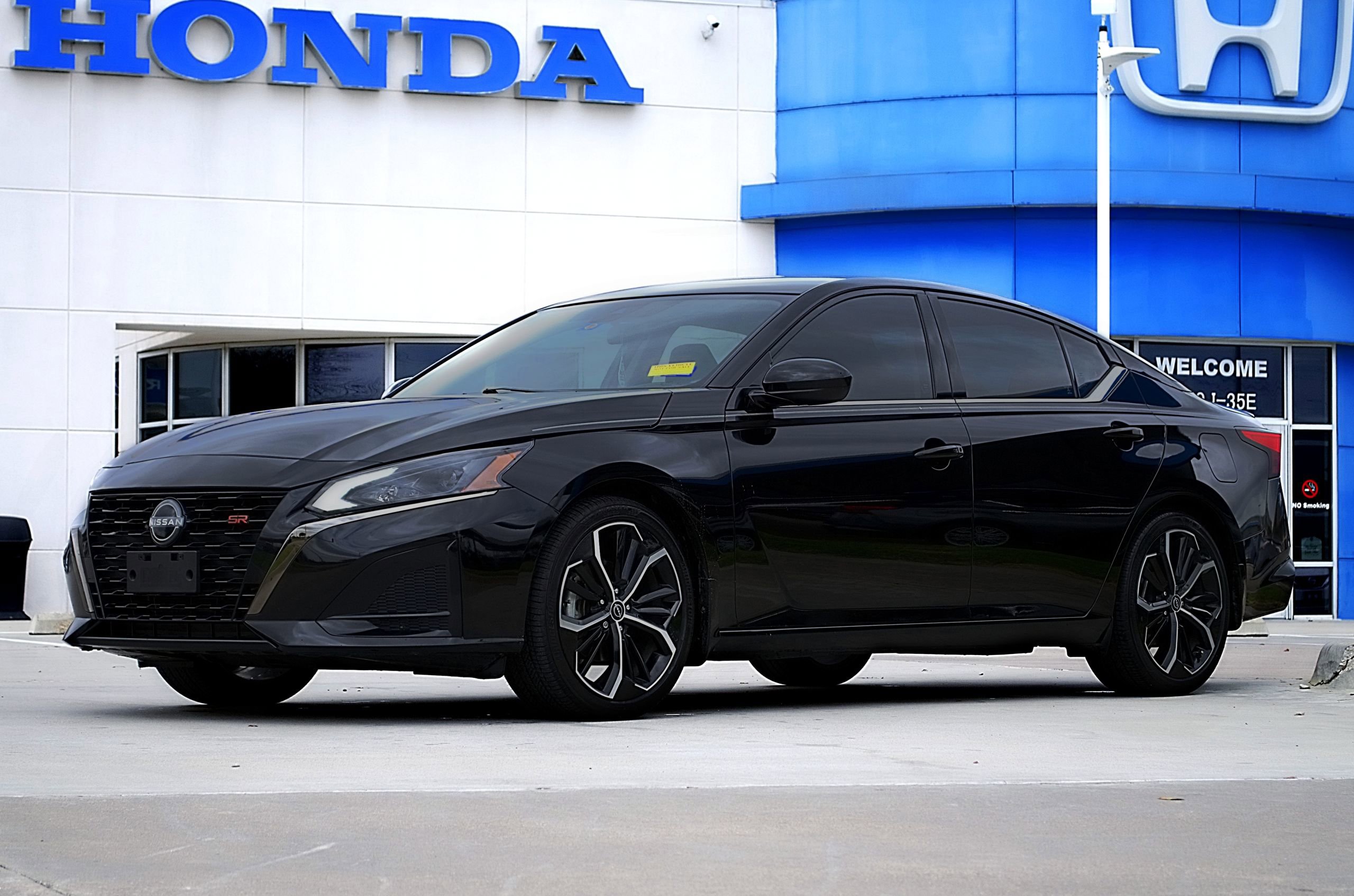 Used 2023 Nissan Altima 2.5 SR image 1