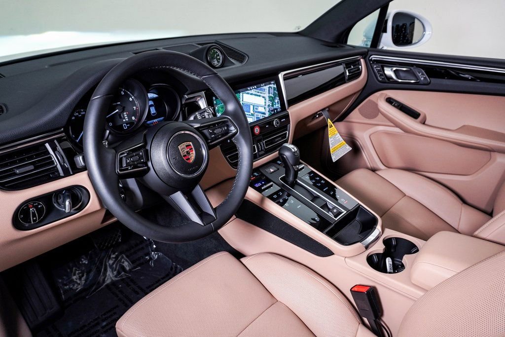 Certified 2025 Porsche Macan image 4