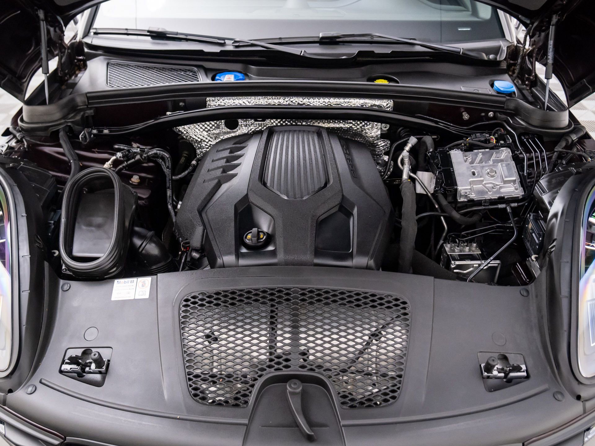 Certified 2024 Porsche Macan Turbo image 29