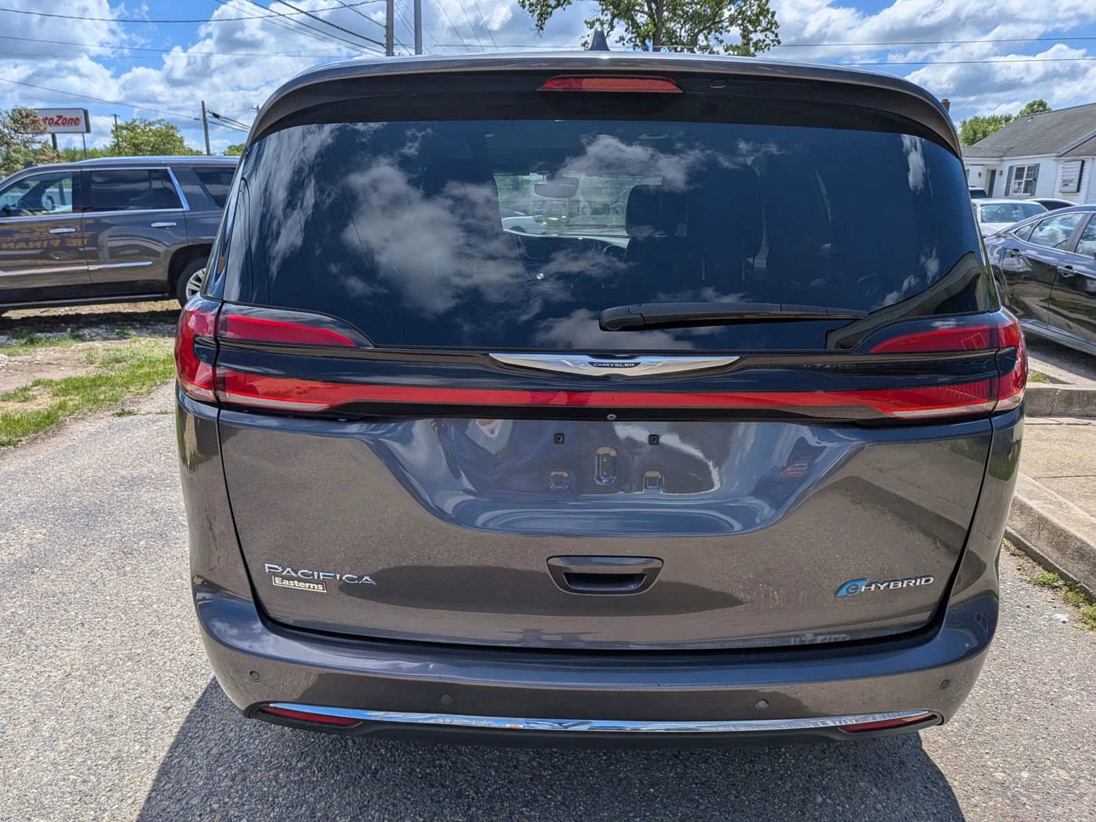 Used 2022 Chrysler Pacifica Touring-L w/ Uconnect Theater Family Group FWD image 4