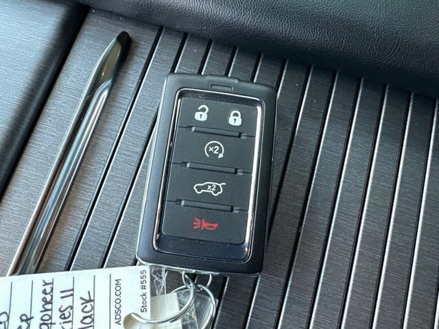 Used 2025 Jeep Wagoneer L Series II w/ Premium Group I AWD/4WD image 2