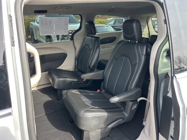 Used 2024 Chrysler Pacifica Touring-L image 15