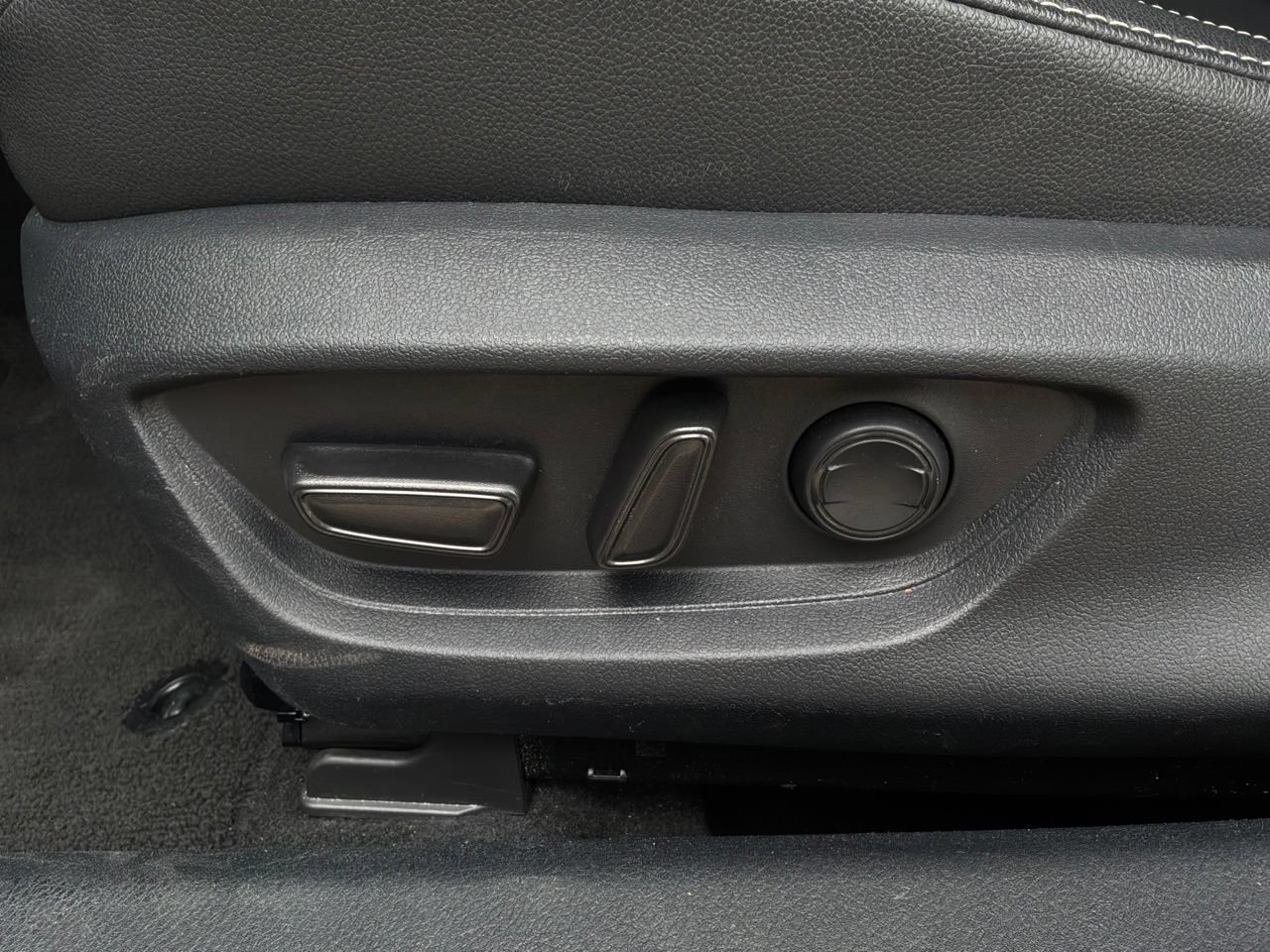 Used 2025 Toyota Camry SE FWD image 11