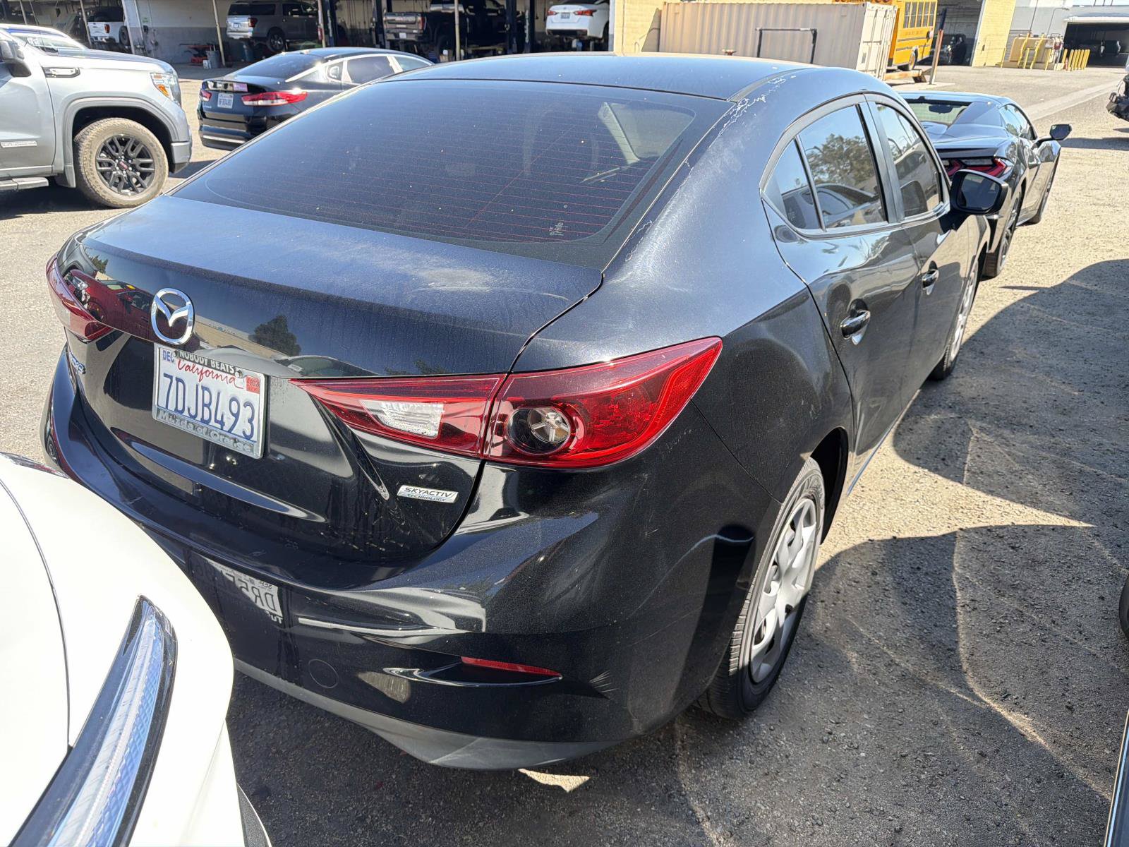 Used 2014 MAZDA MAZDA3 i SV FWD image 2