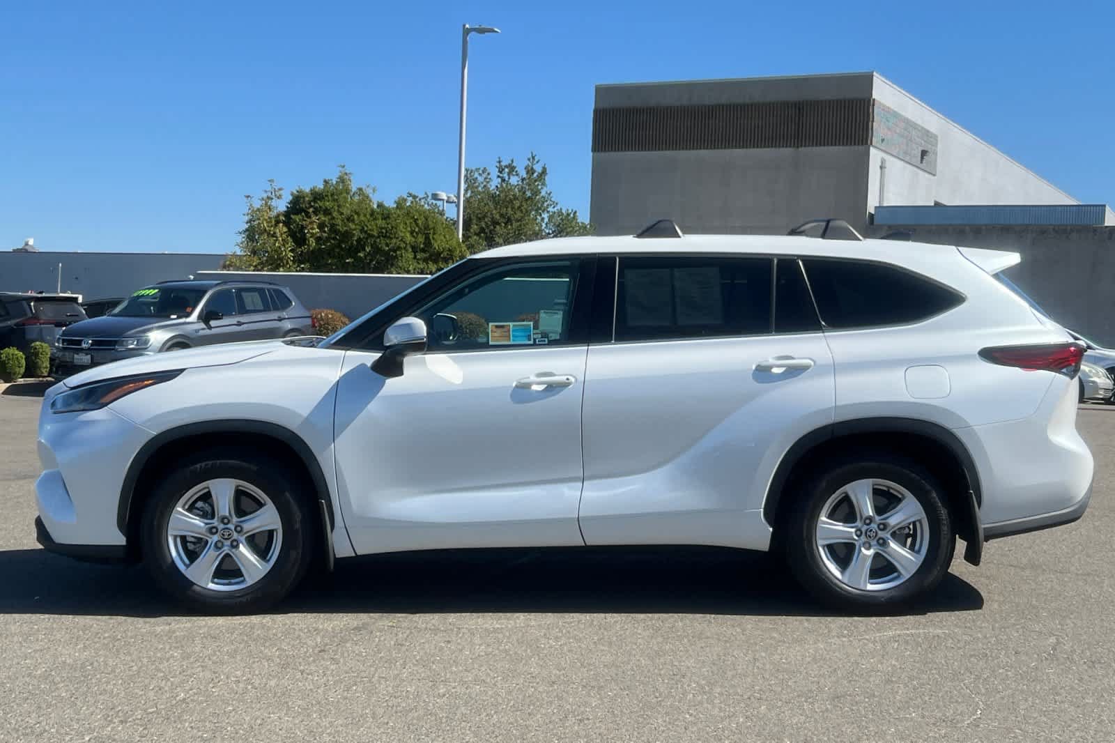 Used 2022 Toyota Highlander L AWD/4WD image 9